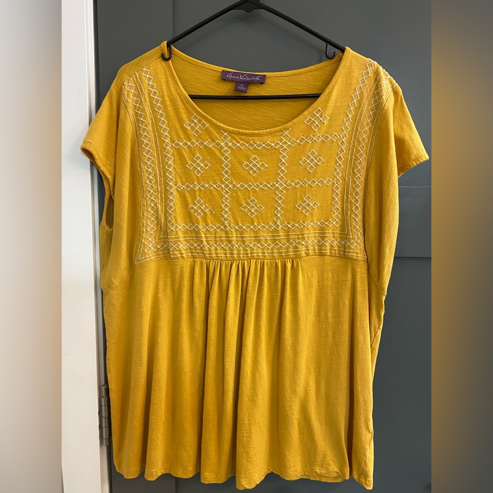 Gloria Vanderbilt yellow tunic with white stitching